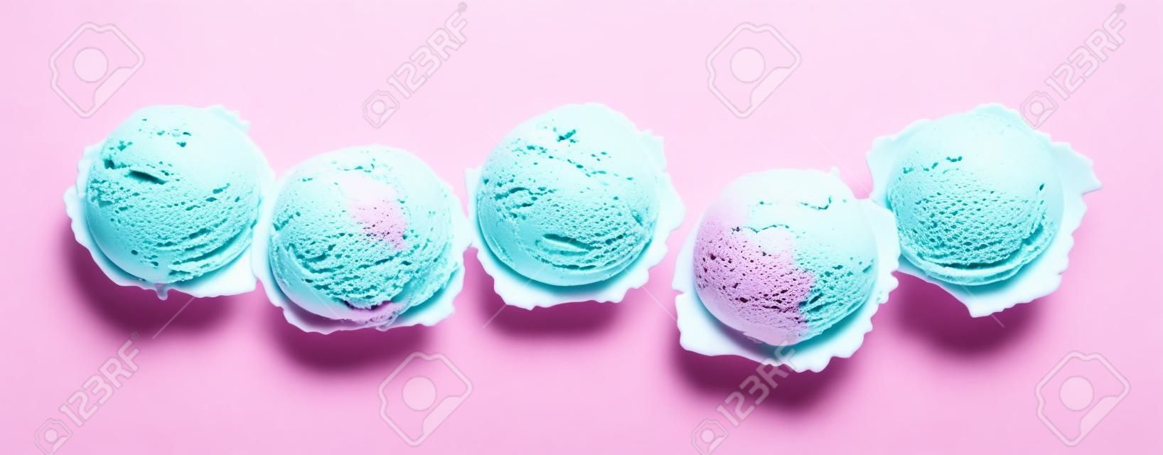 High Angle Натюрморт Вид Пять совкамих Красочного и Refreshingly Прохладного мороженого перед белым фоном