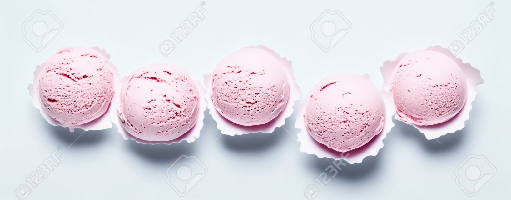 Magas, szög, kilátás Still Life of Five gombóc Színes és üdítően Cool Ice Cream előtt fehér háttér