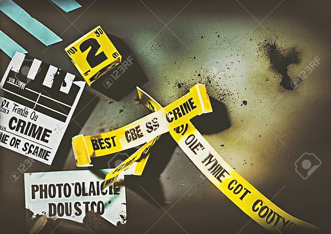 Circulaire film container en vuile metalen mes naast gele misdaad scène tape over fel verlichte grond met schaduwrijke randen