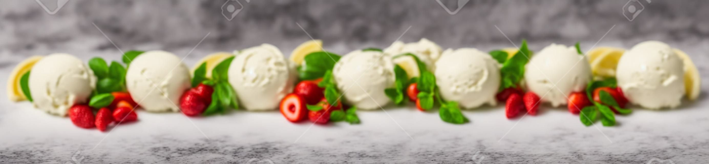 Ampio striscione panoramico con una varietà di dessert gelato italiano con gusti di frutta assortiti, vaniglia, cioccolato e mandorla esposti come una linea di palline con ingredienti freschi su bianco