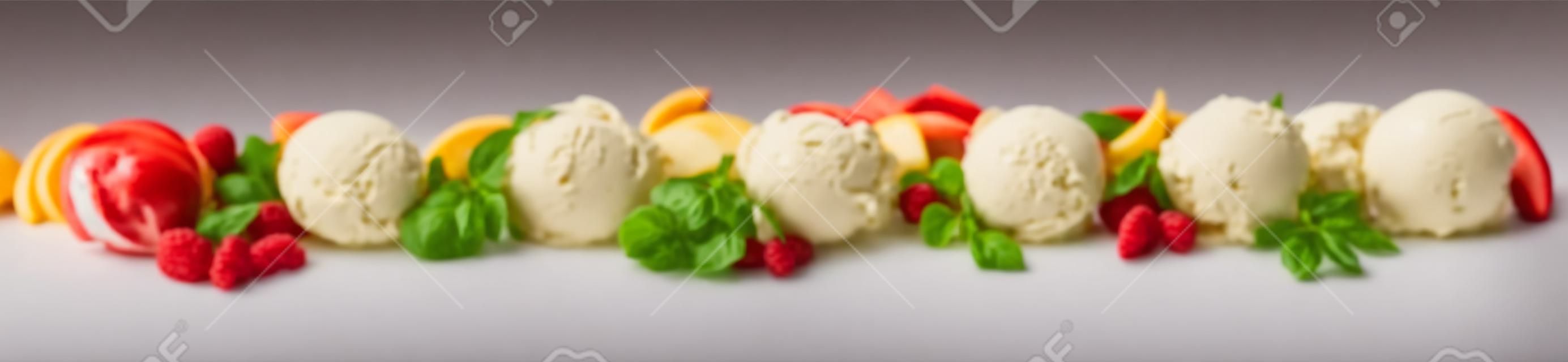 さまざまなフルーツフレーバー、バニラ、チョコレート、アーモンドを含むさまざまなイタリアンアイスクリームデザートが白地に新鮮な食材を使ったスクープのラインとして表示された広いパノラマバナー
