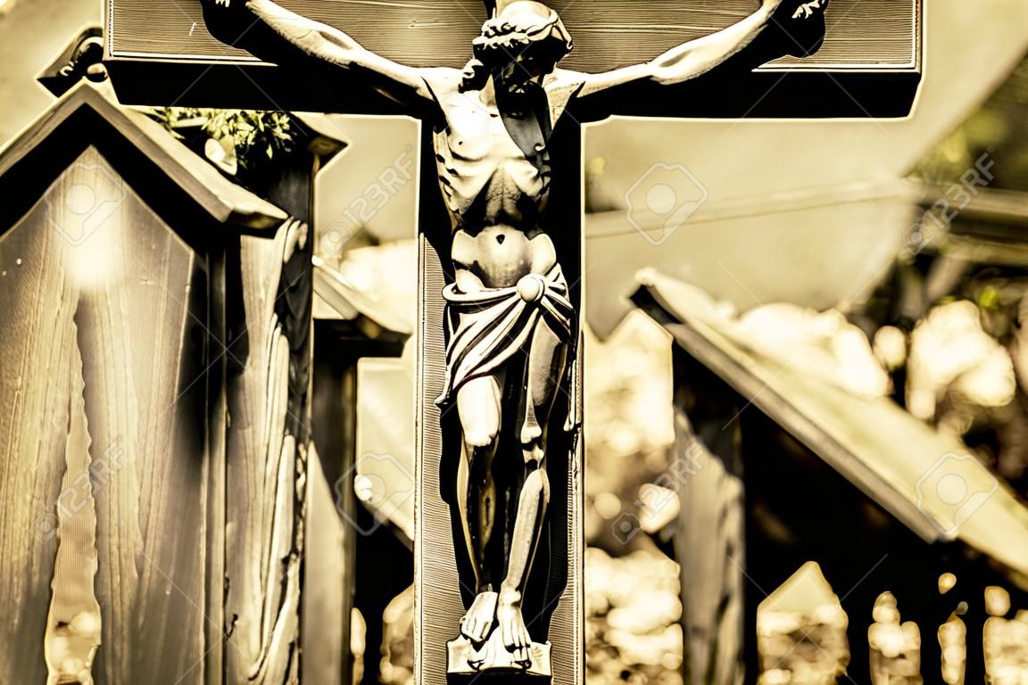Vieja cruz en un cementerio