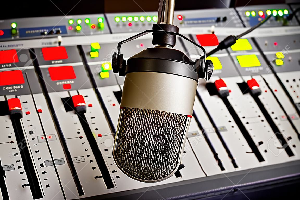 Konsola audio i mikrofonu w studiu radiowym