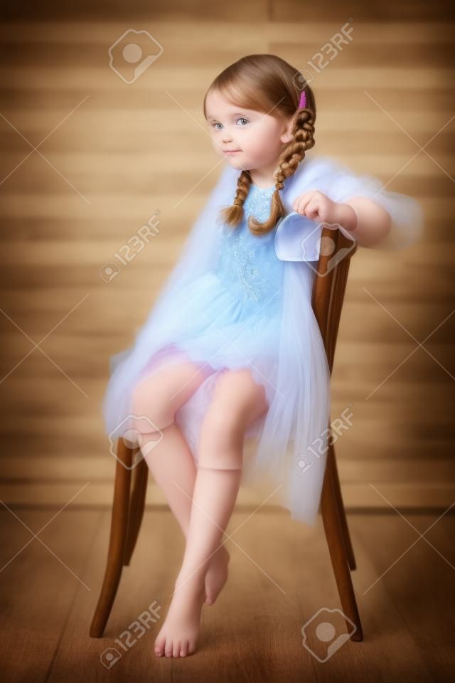 Ritratto di bella bambina con le trecce