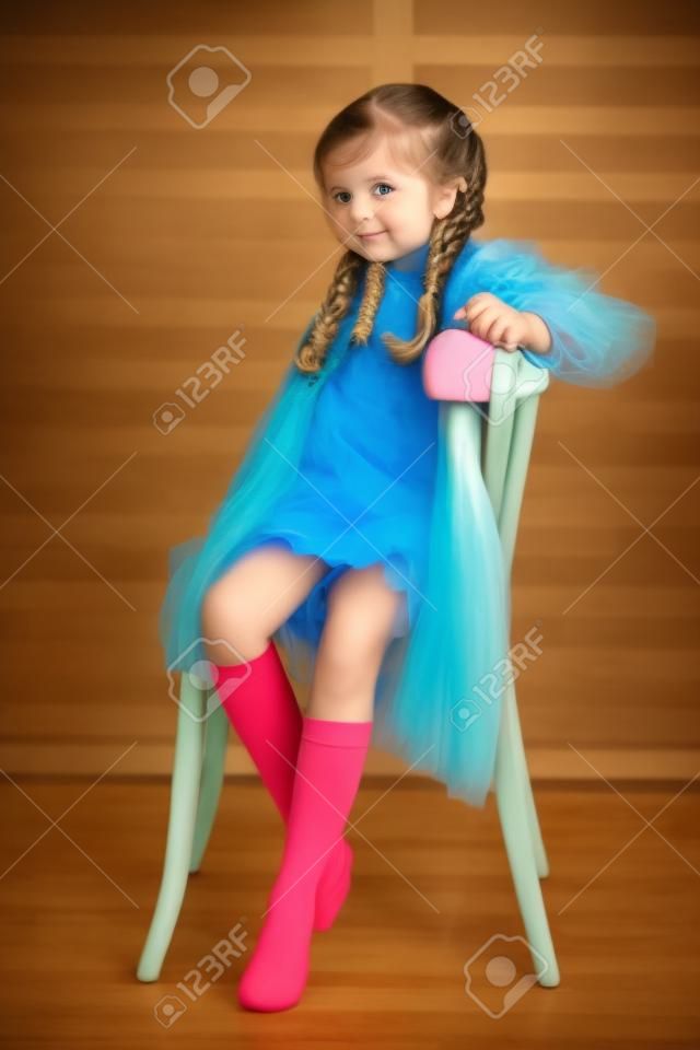 Portret pięknej małej dziewczynki z warkoczykami