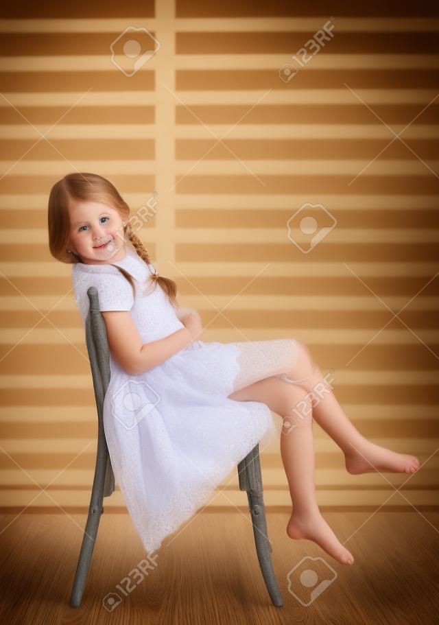 Portrait de belle petite fille avec des nattes