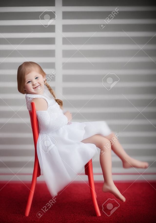 Portret pięknej małej dziewczynki z warkoczykami