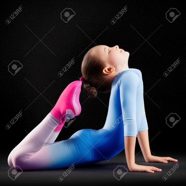 Jeune fille faisant de la gymnastique sur fond noir
