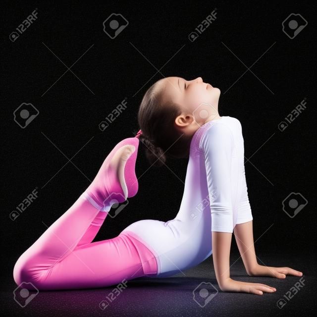 Jeune fille faisant de la gymnastique sur fond noir