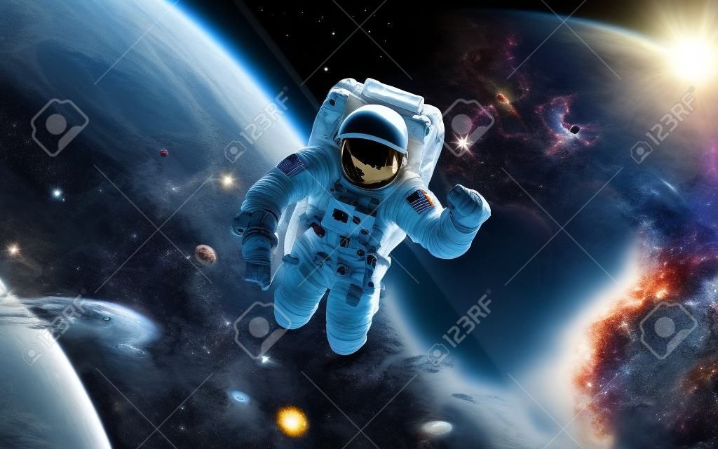 Űrhajós az űrsétán. Kozmikus művészet, sci-fi háttérkép. A mély űr szépsége. Több milliárd galaxis az univerzumban.