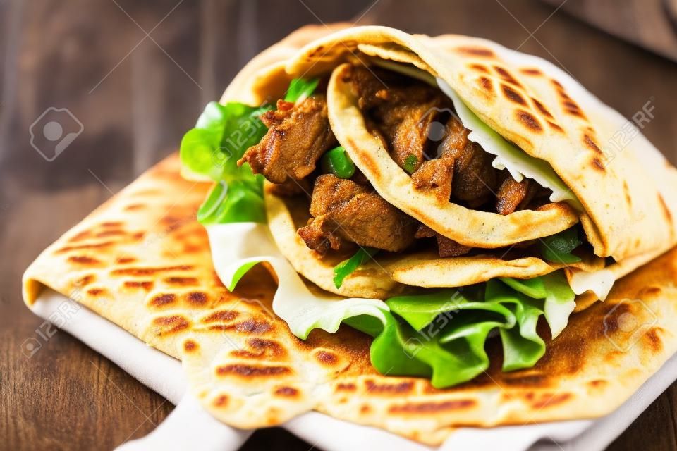 kebab Doner - frit viande de poulet avec des légumes dans du pain pita