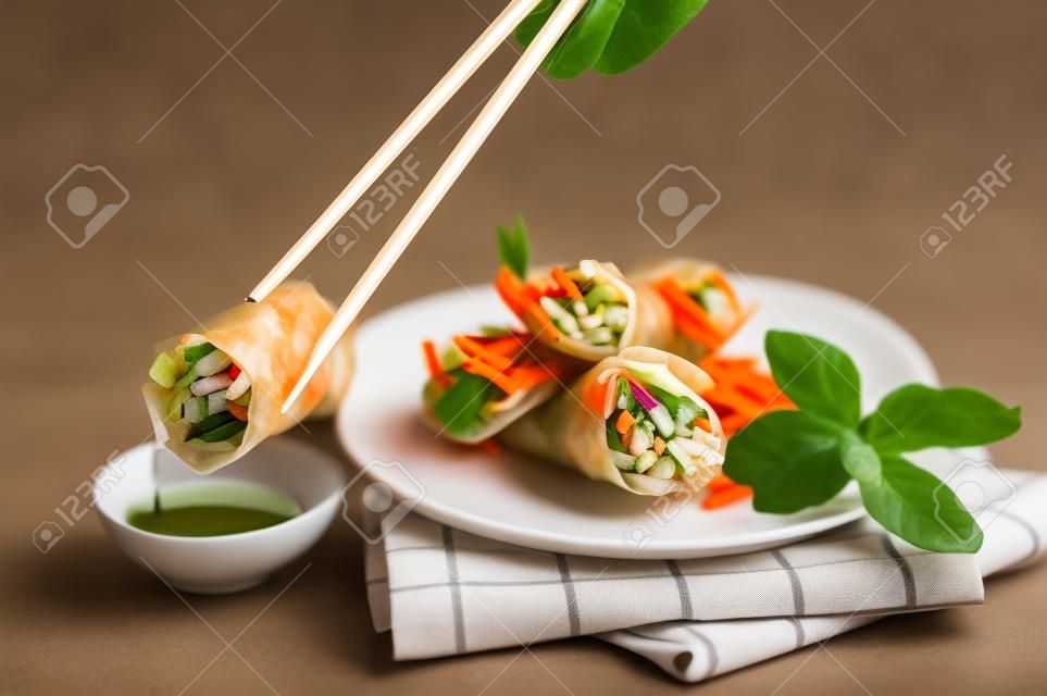 Vegetarische lente roll met wortel, soja spruitjes en garnalen op witte achtergrond als een studio shot