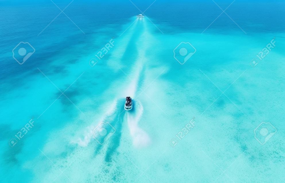 항공 보기 제트 스키 인도양 몰디브 섬 여행 휴가 개념.