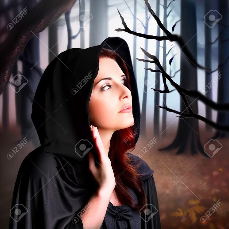 jeune sorcière dans une forêt