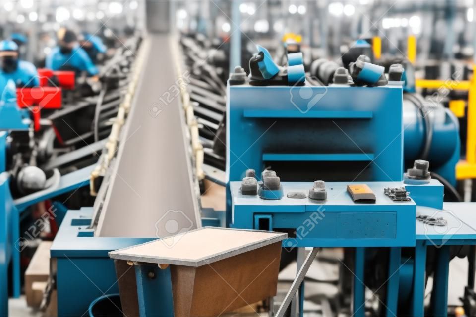 machines et courroies transporteuses utilisées dans la fabrication de chaussures. factoy
