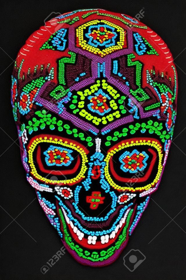 Cráneo con cuentas de colores en el arte huichol mexicano tradicional cordón, símbolo del día de los muertos, aislados en negro
