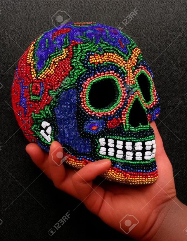 Színes Gyöngyös Skull a mexikói tradicionális Huichol bead művészet, szimbólum, a Day of the Dead, elszigetelt fekete