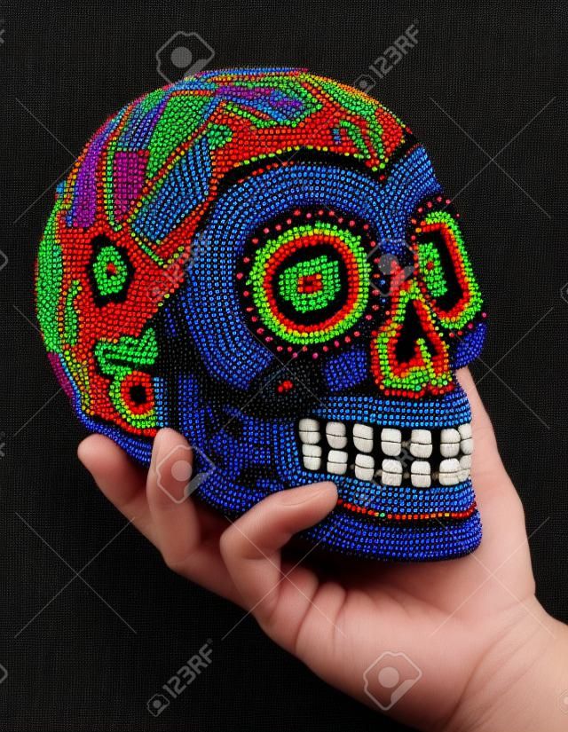Színes Gyöngyös Skull a mexikói tradicionális Huichol bead művészet, szimbólum, a Day of the Dead, elszigetelt fekete