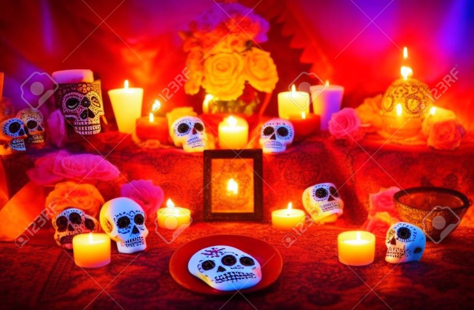 传统的墨西哥的死亡祭坛与糖头骨和蜡烛