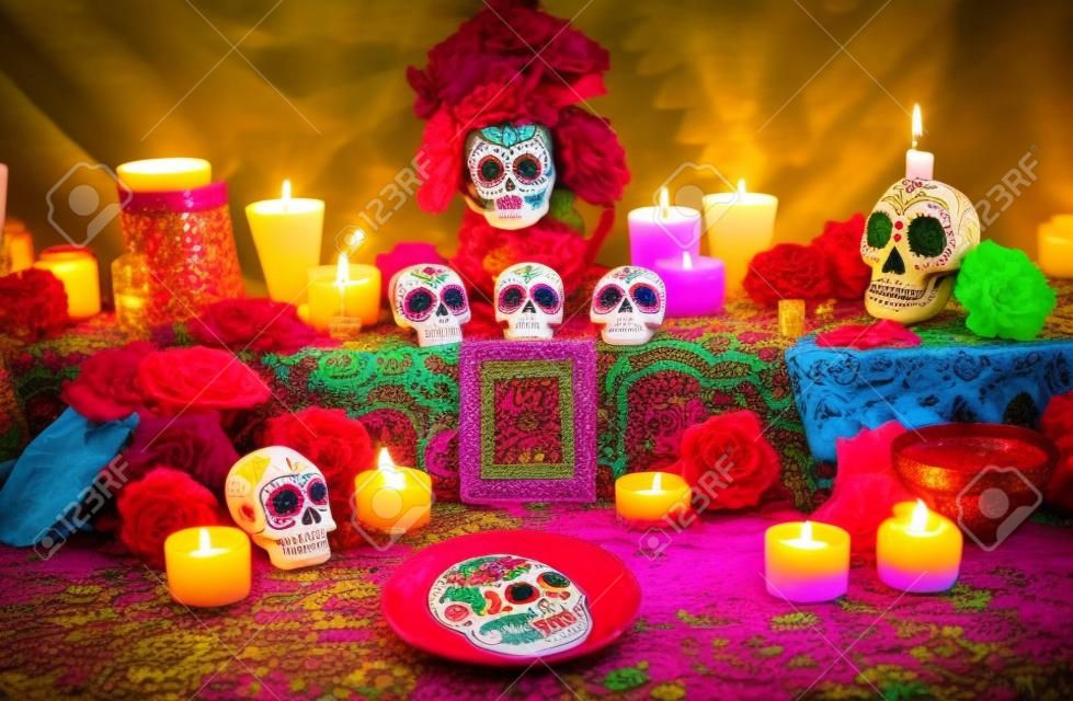 砂糖の頭蓋骨やキャンドルで死んだ祭壇の伝統的なメキシコの日