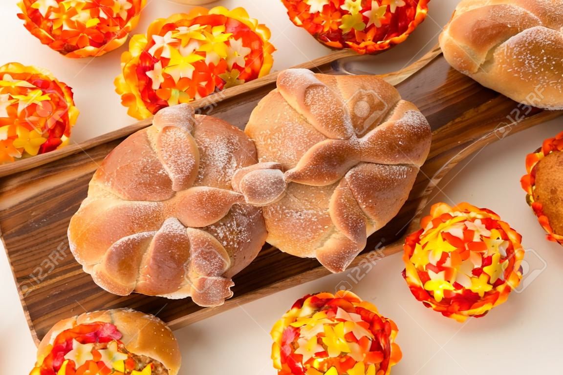 Süßes Brot genannt Totenspeise (Pan de Muerto) genossen während des Tages der toten Festlichkeiten in Mexiko.