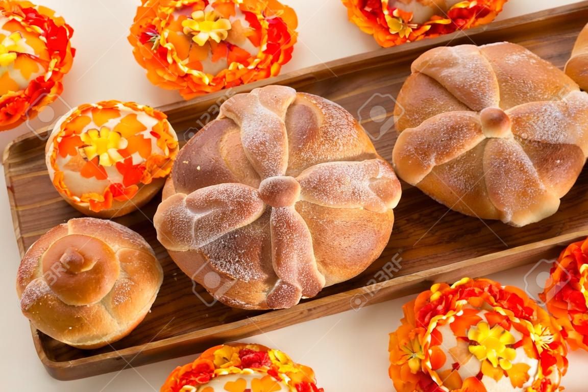 죽은 (팬 드 Muerto)의 빵이라는 달콤한 빵 멕시코에서 죽은 축제의 날 동안 즐겼다.