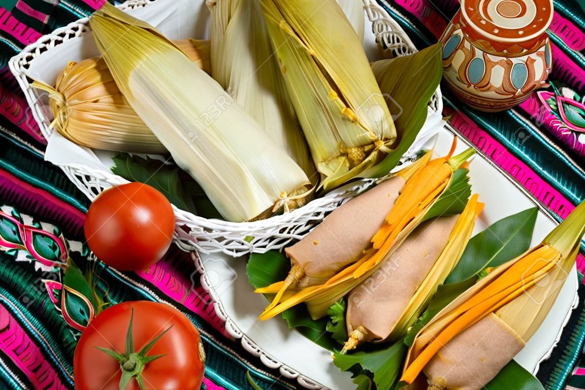 トウモロコシの葉で包まれたタマーリ、トウモロコシ粉、鶏チリとメキシコ料理