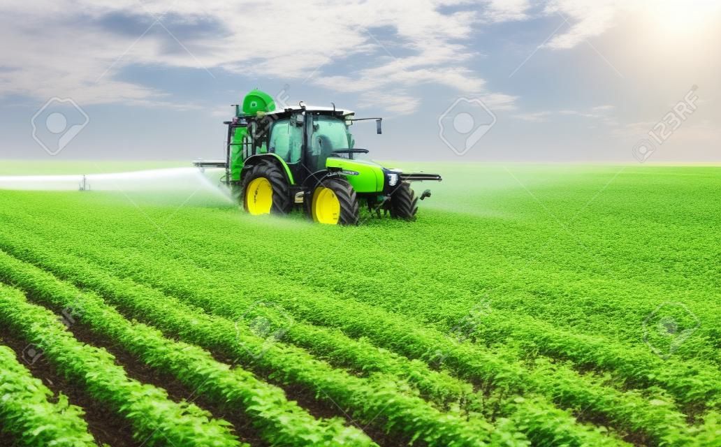 Traktor sprüht Pestizide auf Sojafeld mit Sprüher im Frühjahr