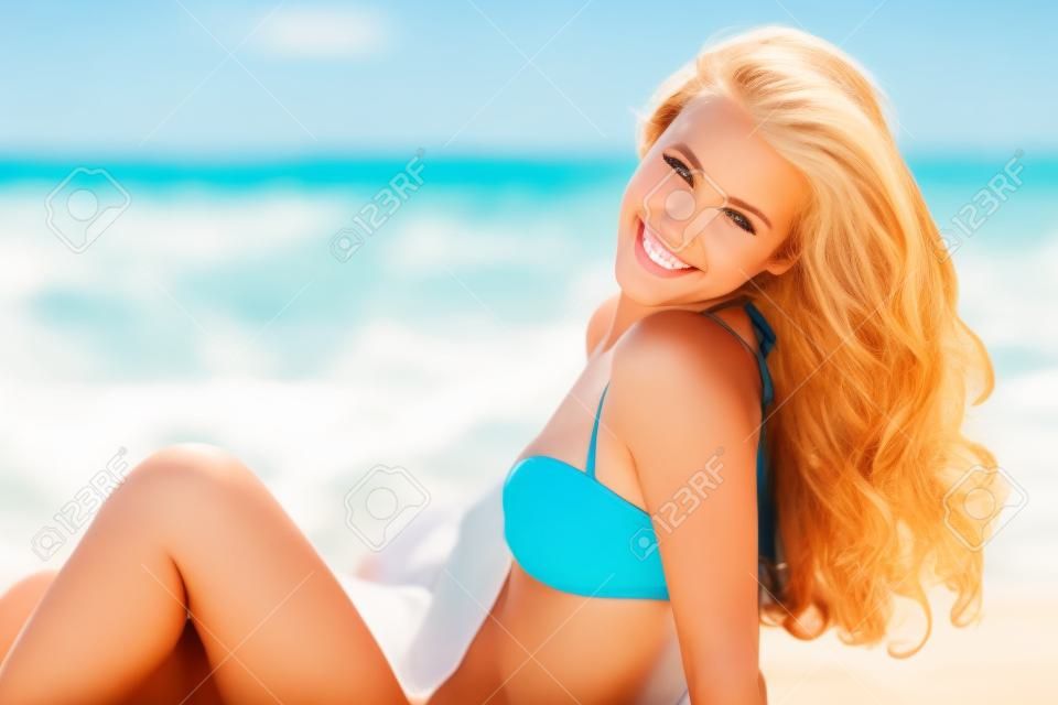 Belle jeune femme à la plage