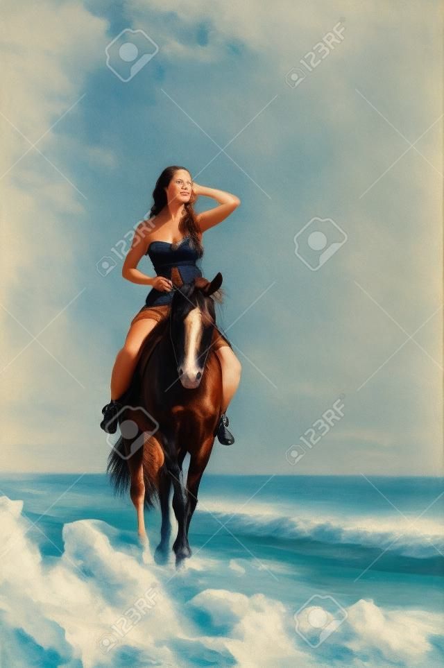 Muchacha en un caballo sin un traje de baño está en la playa