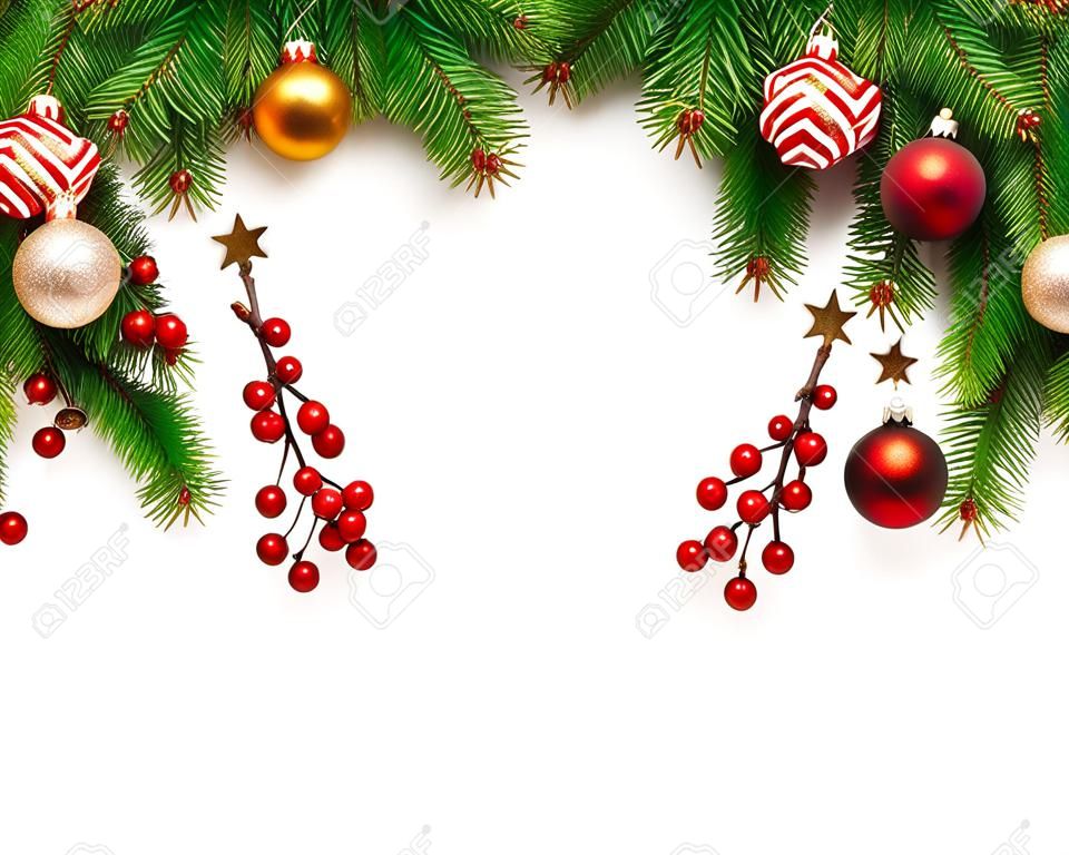 白い背景で隔離の装飾とクリスマスツリーの枝。