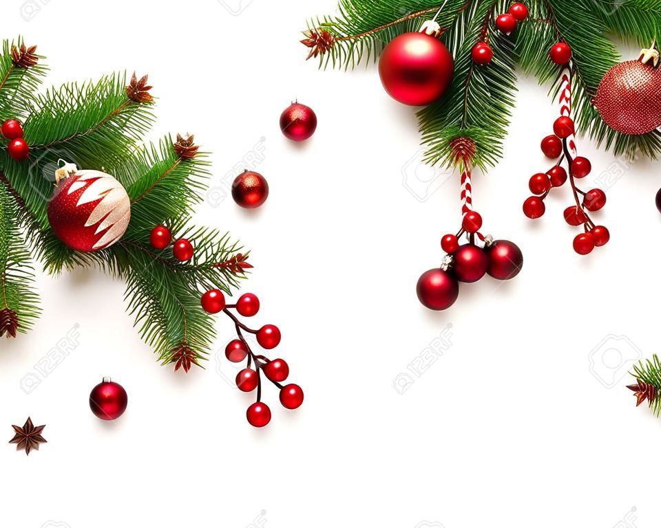 白い背景で隔離の装飾とクリスマスツリーの枝。