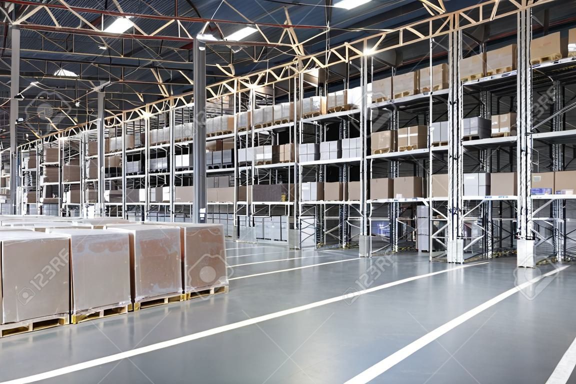 Enorme armazém de distribuição com caixas em prateleiras altas