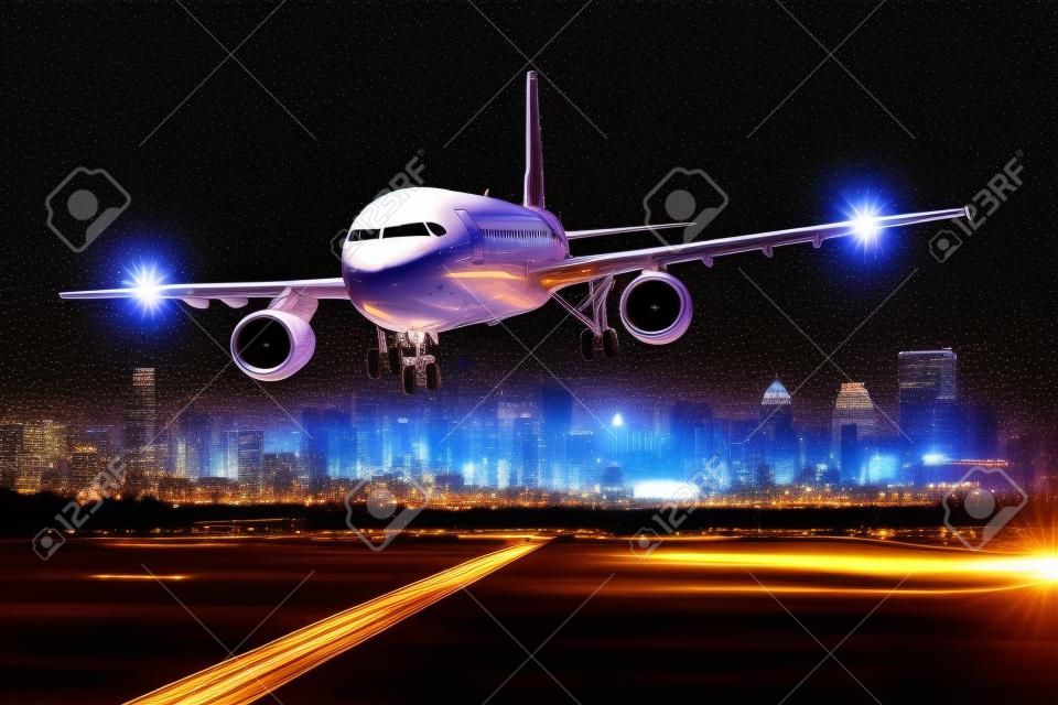 Desembarque do avião de negócios para a pista do aeroporto no fundo da paisagem urbana da cena noturna