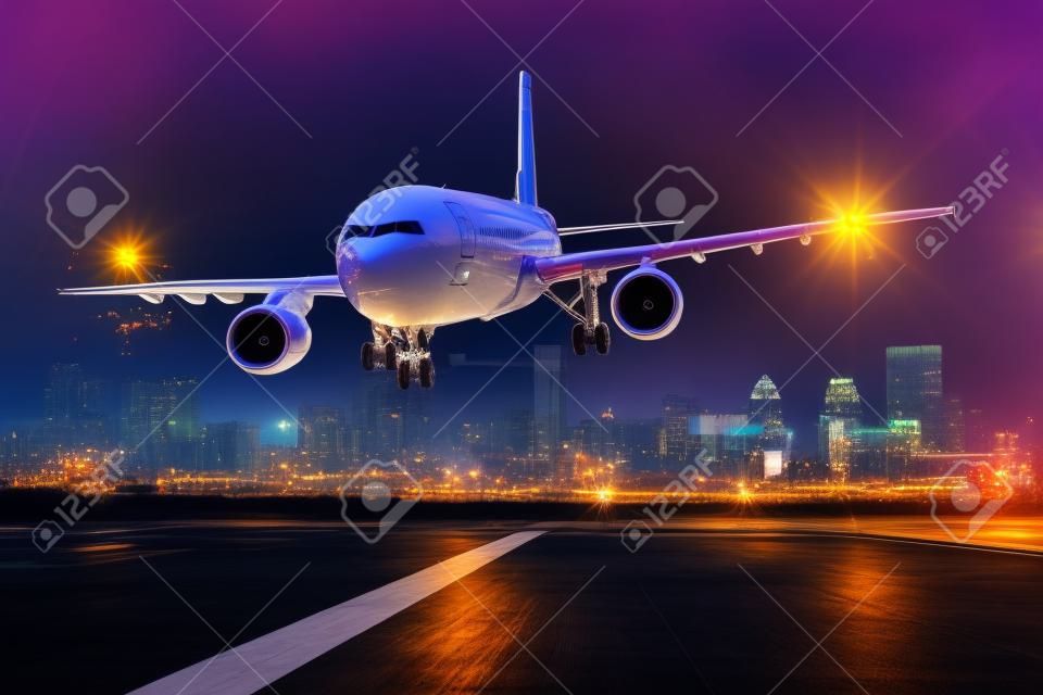 Desembarque do avião de negócios para a pista do aeroporto no fundo da paisagem urbana da cena noturna