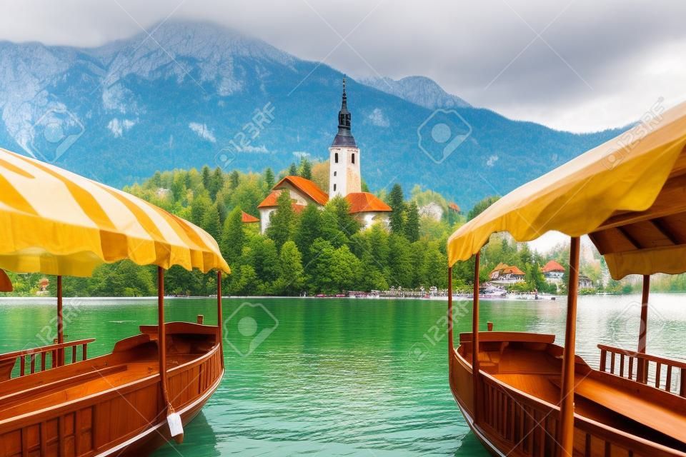 Típicos barcos de madera, en esloveno llamado "Pletna", en el lago Bled, el lago más famoso de Eslovenia con la isla de la iglesia (Europa - Eslovenia)