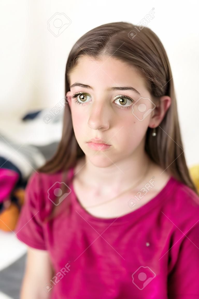 Portrait D'une Fille De 10 Ans Avec Un Visage Sérieux Sur Fond Blanc. Il  Faut Avec La Lumière Naturelle Qui Entre Par Une Fenêtre. Banque D'Images  et Photos Libres De Droits. Image