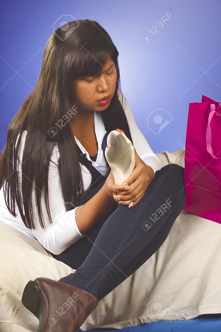 Mädchen mit den Fußschmerz