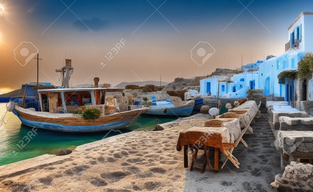 tradycyjne Grecja - Stare łodzie rybackie i tawern, Chalki wyspa