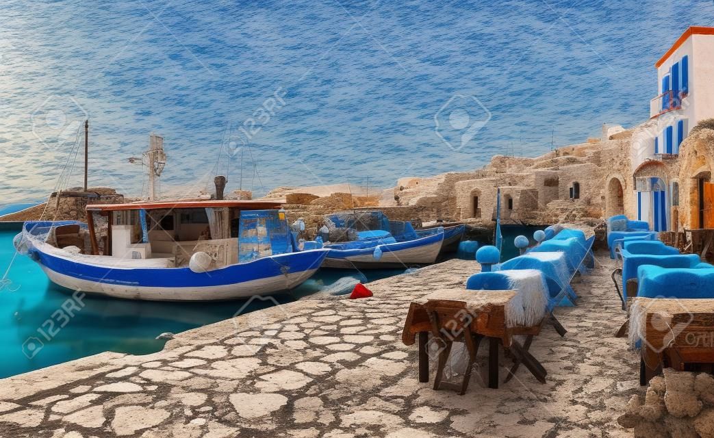 传统的希腊老渔船和餐馆哈尔基岛岛