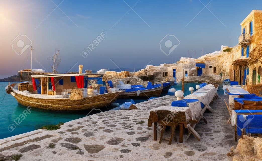 传统的希腊老渔船和餐馆哈尔基岛岛