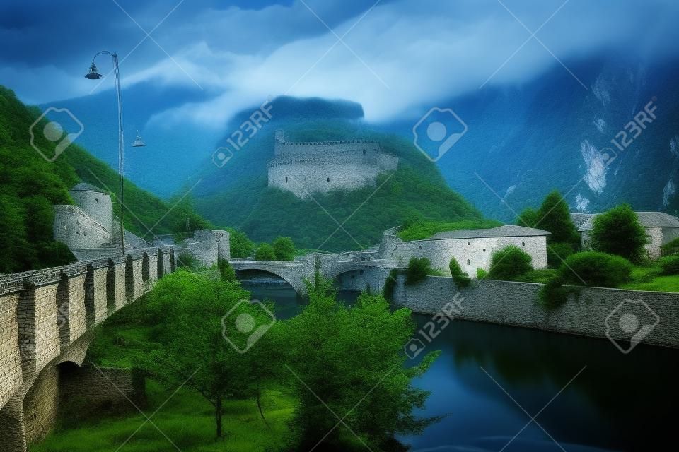 令人印象深刻的巴德堡垒，与河和山的景色