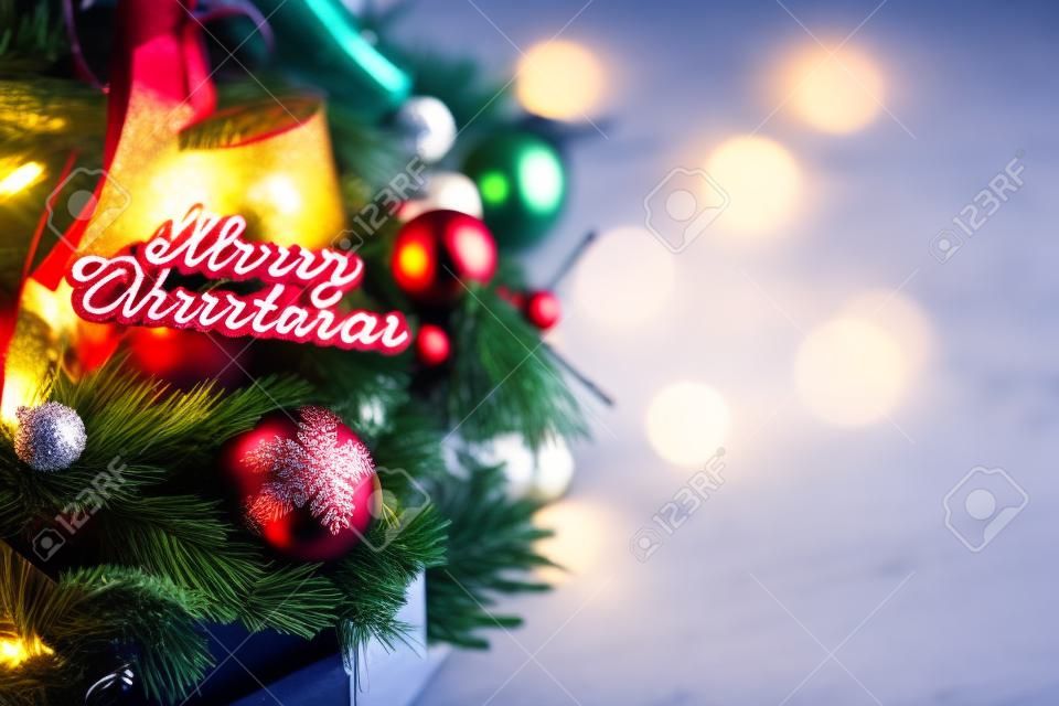 Sfondo di Natale con decorazioni e scatole regalo su legno