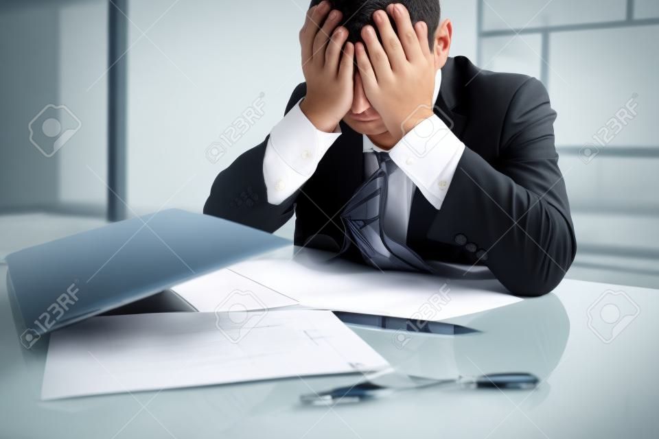 Zich ziek en moe voelen, zakenman gefrustreerd en stress om ontslag te nemen.