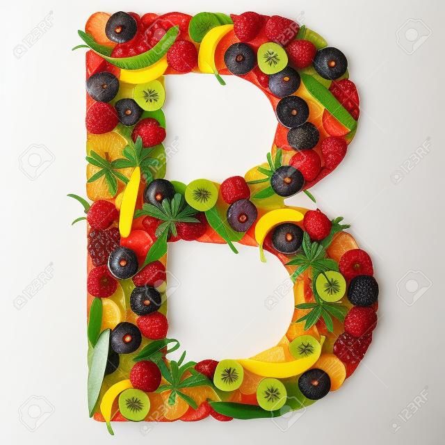 字母B用水果隔离在一个白色的
