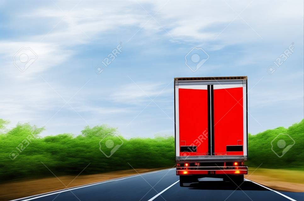 Güterverkehr auf spurigen Autobahn