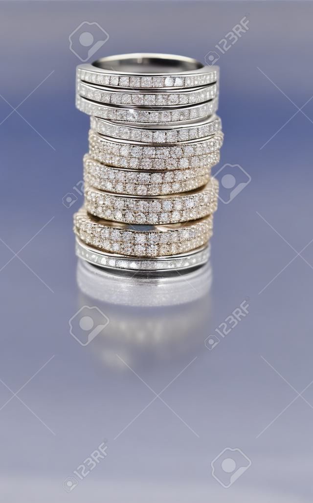 다이아몬드 보석 결혼 반지의 클러스터 스택