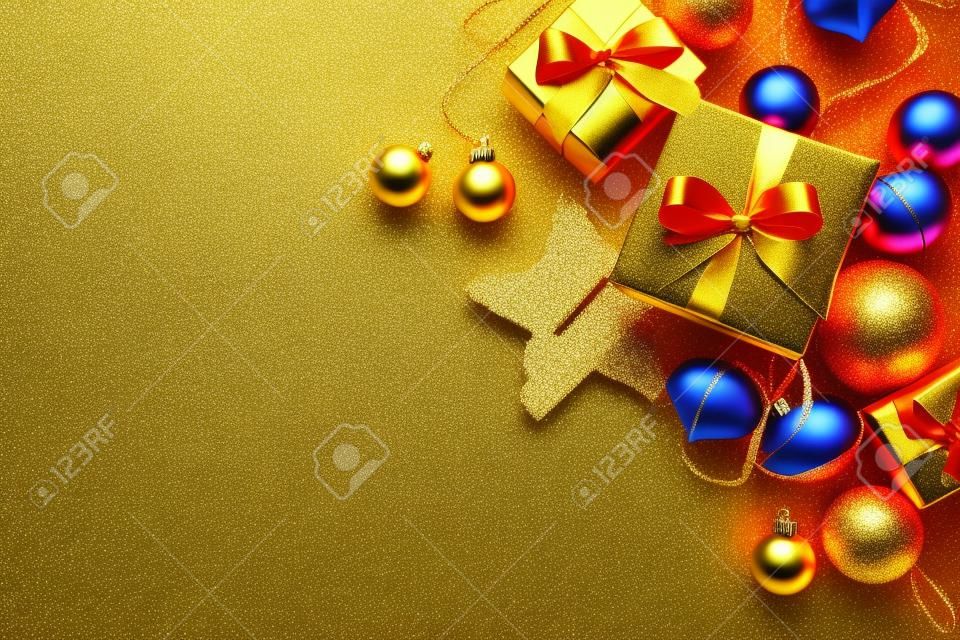 Biglietto di Capodanno con scatole regalo di Natale e decorazioni dorate su sfondo kaki