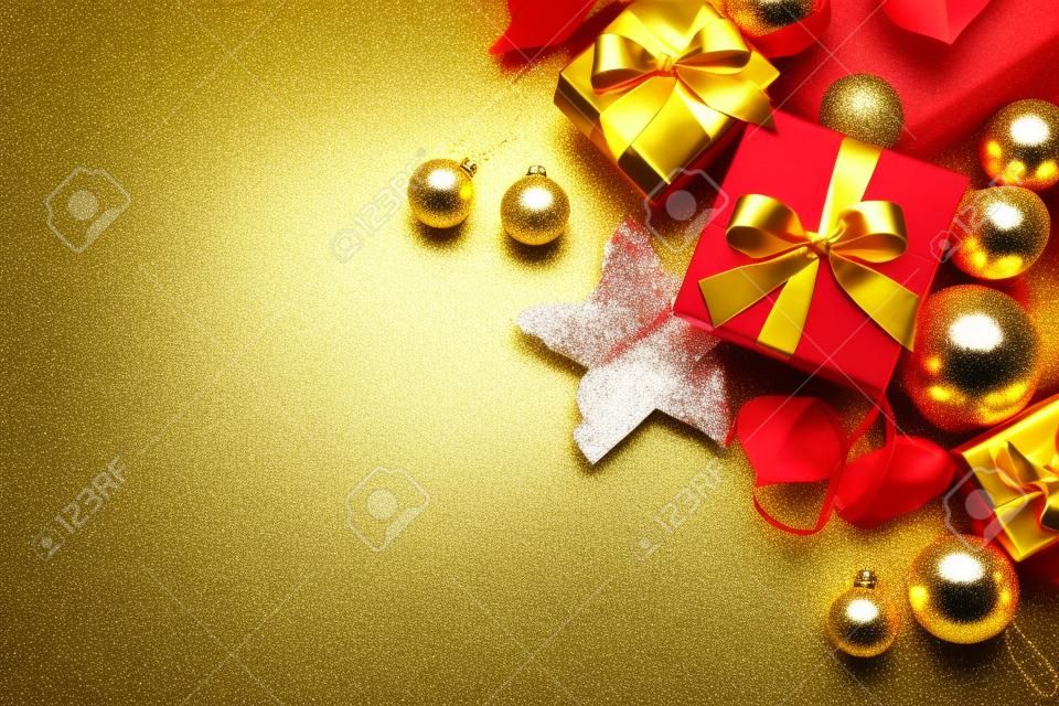 Biglietto di Capodanno con scatole regalo di Natale e decorazioni dorate su sfondo kaki