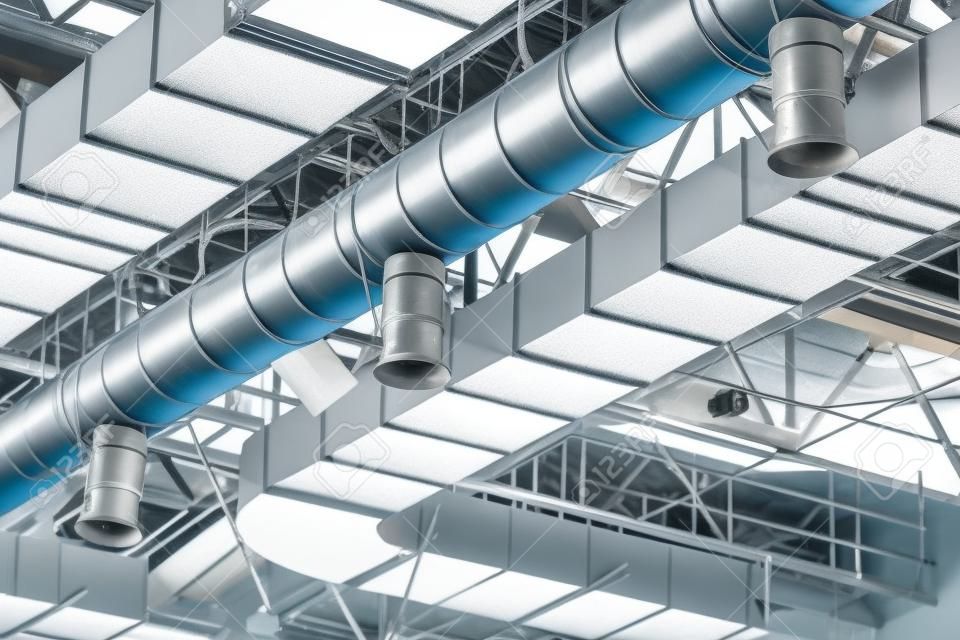 HVAC Duct Reiniging, Ventilatie buizen in zilver isolatiemateriaal hangend aan het plafond binnen nieuw gebouw.